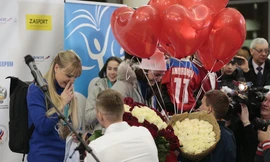 Hai nữ VĐV trượt tuyết được bạn trai cầu hôn ngay tại sân bay. Ảnh: Reuters