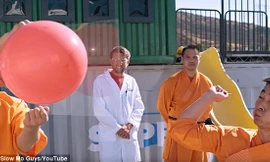 Võ tăng Thiếu Lâm thi triển tuyệt kỹ phi tiêu, phóng kim qua kính