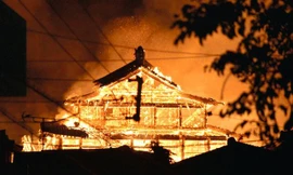 Dân Nhật bàng hoàng nhìn lâu đài 600 năm tuổi bị lửa thiêu rụi