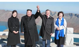 Chủ tịch Kim Jong-un chụp ảnh cùng Tổng thống Moon Jae-in và 2 phu nhân trong chuyến thăm núi Paekdu. Ảnh: Rodong Sinmun