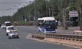 Xe khách rồ ga phóng ngược chiều trên cầu ở Đồng Nai