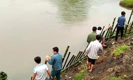 Hàng trăm người làm kè tạm 'cứu' nhà trường khỏi sạt lở