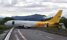 Phần thân dưới máy bay hoàn toàn dập nát.