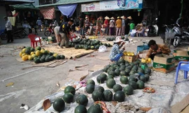 Hoa, dưa hấu chợ Tết vùng sâu đắt như tôm tươi