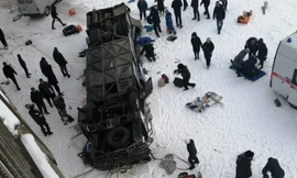 Chiếc xe buýt nằm ngửa bụng dưới sông băng. Ảnh: Twitter