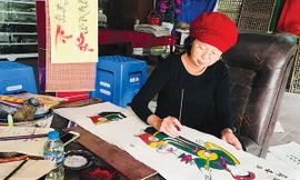 Nghệ nhân Nguyễn Thị Oanh - nữ nghệ nhân đầu tiên và duy nhất được phong “Nghệ nhân làng nghề Việt Nam” tại làng nghề tranh Đông Hồ