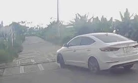 Ôtô băng qua đường ray trước đầu tàu hoả