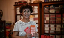 Trong nhà vợ chồng bà Chew, phòng nào cũng có phong bao lì xì. (Ảnh: ARIFFIN JAMAR) 