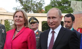 Tổng thống Nga Vladimir Putin và Ngoại trưởng Áo Karin Kneissl trong cuộc gặp tại Vienna hồi tháng 6. Ảnh: Tass 