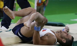 Cận cảnh cú nhảy khiến VĐV Pháp gãy gập chân tại Olympic