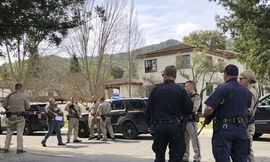 Cảnh sát tập trung tại hiện trường. Ảnh: USA Today