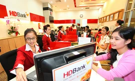 Giao dịch tại chi nhánh HDBank. Ảnh: PV.
