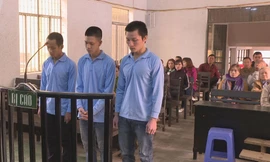 Ba bị cáo tại tòa.