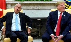 Tổng thống Mỹ Donald Trump (phải) và Tổng thống Bồ Đào Nha Marcelo Rebelo de Sousa (trái) tại Nhà Trắng. Ảnh: Reuters