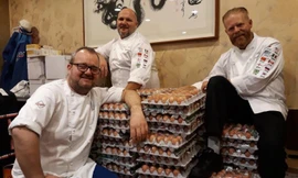 Các đầu bếp Na Uy chụp ảnh cùng 15.000 quả trứng. Ảnh: Twitter