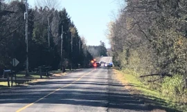 Cảnh sát có mặt tại hiện trường nơi chiếc máy bay nhỏ lao xuống đất. Ảnh: CBC