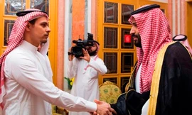 Thái tử Ả Rập Saudi bắt tay Salah Khashoggi (trái) trong cuộc gặp ngày 24/10. Ảnh: AP