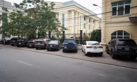 'Bãi xe dù' ngang nhiên chiếm lối người đi bộ ở phố Hào Nam