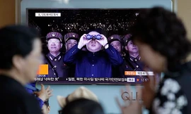 Người dân Hàn Quốc theo dõi thông tin về vụ phóng tên lửa hôm 14/5 của Triều Tiên. Ảnh: AP