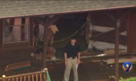 Bố lái xe lao vào nhà hàng, đâm tử vong con gái và con dâu