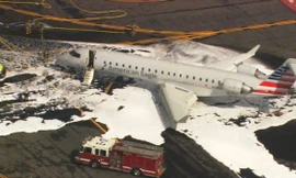 Chiếc máy bay nằm trên đường băng sau khi hạ cánh khẩn cấp.