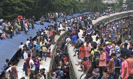 Kinh hãi với ‘biển’ người ngồi kín nóc tàu mỗi sáng