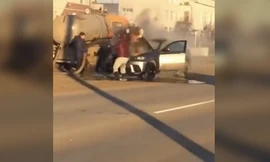 Chiếc BMW được dập lửa bằng xe hút bể phốt. Ảnh cắt từ video