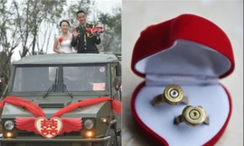 Đám cưới rước dâu bằng xe quân sự, trao nhẫn cưới bằng... đạn