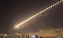 Bầu trời Damascus rực sáng trong cuộc không kích của liên quân Mỹ - Anh - Pháp sáng sớm 14/4. Ảnh: AP