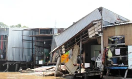 Hiện trường vụ sạt lở chợ Thanh Tùng (huyện Đầm Dơi) vào rạng sáng 31/5, làm 5 căn nhà bị hư hỏng.