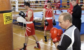 Ông Putin tập đấm bốc. Ảnh: Telegraph