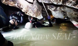 Đường vào hang động chật hẹp, ngập nước. Ảnh: Thai Navy SEAL