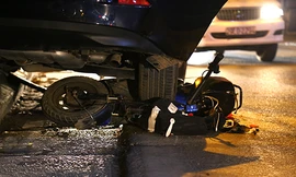 Xe đạp điện nằm dưới bánh xe. 