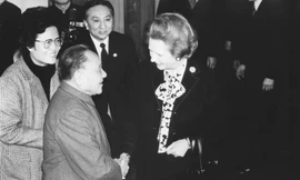 Thủ tướng Anh Margaret Thatcher và lãnh đạo Trung Quốc Đặng Tiểu Bình gặp tại Bắc Kinh năm 1984 để ký Tuyên bố chung Anh – Trung về việc trao trả Hong Kong cho Trung Quốc. Ảnh tư liệu