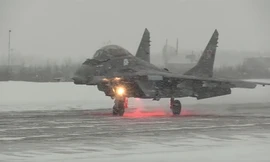 Phi công Nga lái MiG-29K bay lượn dưới trời tuyết trắng xóa Bắc Cực