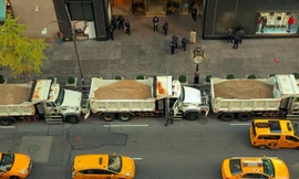 Xe tải cát đậu xung quanh tháp Trump trong ngày bầu cử 8/11 vừa qua.