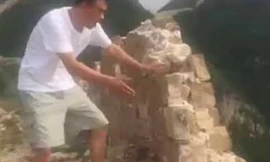 Hình ảnh người đàn ông phá hoại Vạn Lý Trường Thành mới bị lên án gần đây.