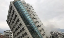 Tòa chung cư Yun Tsui bật móng, nghiêng 45 độ sau trận động đất. Ảnh: CNA