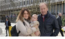 Bé trai ba tháng tuổi được mẹ và ông ngoại tháp tùng tới đại sứ quán Mỹ tại London để phỏng vấn.