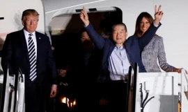 Tổng thống Mỹ Donald Trump và phu nhân Melania đón các công dân Mỹ vừa được phóng thích ở cửa máy bay. Ảnh: Reuters