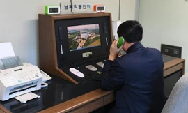 Một quan chức Hàn Quốc kiểm tra đường dây nóng để nói chuyện với phía Triều Tiên tại làng Bàn Môn Điếm ở Paju (Hàn Quốc) hôm qua, 3/1. Ảnh: AP