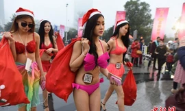 Rét 0 độ, ‘bà già Noel’ diện nội y đi trao quà