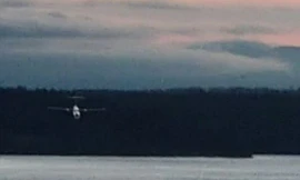 Phi cơ Q400 bay ở độ cao cực thấp trước khi đâm xuống đất. Ảnh: BBC