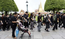 Người dân Thái Lan mặc đồ đen, xếp hàng vào cung điện hoàng gia để viếng nhà vua.