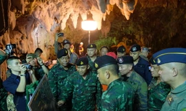 Các quan chức Thái Lan họp bàn trong hang Tham Luang. Ảnh: Gett