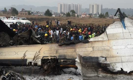 Hãi hùng máy bay cháy đen sau vụ tai nạn đoạt mạng 49 người ở Nepal