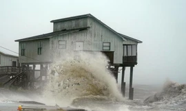 Tận thấy bão 'quái vật' Michael đổ bộ Mỹ với sức gió 250km/h