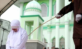 Cô gái 20 tuổi mới bị đánh vì đứng quá gần bạn trai.