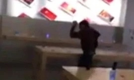 Hùng hổ xông vào cửa hàng, đập phá hàng loạt iPhone 7
