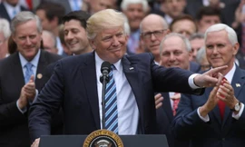 Tổng thống Donald Trump vui mừng phát biểu ở Vườn Hồng của Nhà Trắng sau khi Hạ viện đồng ý bãi bỏ Obamacare. Ảnh: Reuters